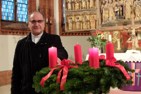 Corona-bedingt geht Pastor Harry Moritz neue Wege und lädt zu Freiluft-Christvespern auf den Warnemünder Kirchenplatz.