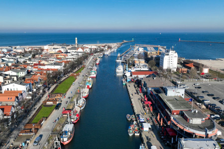 Die Tourismuszentrale Rostock und Warnemünde strebt kurzfristig eine weitere Erhöhung der Kurabgabe an. Diese soll eine digitale Gästekarte, die unbegrenzte Nutzung des Nahverkehrs und die kostenfreie Toilettennutzung beinhalten. Die Tourismuszentrale Rostock und Warnemünde strebt kurzfristig eine weitere Erhöhung der Kurabgabe an. Diese soll eine digitale Gästekarte, die unbegrenzte Nutzung des Nahverkehrs und die kostenfreie Toilettennutzung beinhalten.