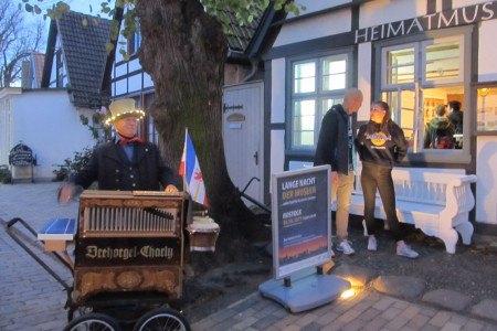 Mit flotten Sprüchen und stimmungsvoller Drehorgelmusik lockte Charly Frommke Besucher ins Heimatmuseum. 