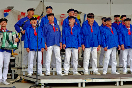 Der traditionsreiche Warnemünder Shantychor De Klaashahns bringt seit über 60 Jahren echte Seemannslieder auf die Bühne.