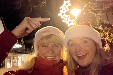 Freuen sich über die nun hell erleuchtete nördliche Alexandrinenstraße und eine erfolgreiche Initiative: Janett Pust (l.) von Drachen und Mee(h)r und Sylvia Joeck die das Ladengeschäft der Warnemünder Brauerei Hoppen un Molt betreibt.//Foto: Henry Gidom Freuen sich über die nun hell erleuchtete nördliche Alexandrinenstraße und eine erfolgreiche Initiative: Janett Pust (l.) von Drachen und Mee(h)r und Sylvia Joeck die das Ladengeschäft der Warnemünder Brauerei Hoppen un Molt betreibt.//Foto: Henry Gidom