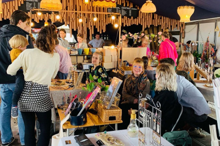 Am 4. August wird die Strandbar Wal zur Bühne für Kunst, Kreativität und Kultur – ein Highlight, das man nicht verpassen sollte.//Foto: Ponyhof Am 4. August wird die Strandbar Wal zur Bühne für Kunst, Kreativität und Kultur – ein Highlight, das man nicht verpassen sollte.//Foto: Ponyhof