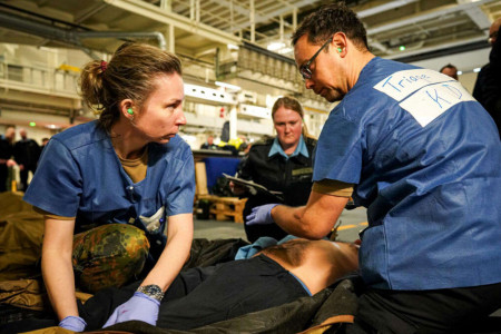   Zu den Aufgaben des Sanitätspersonals eines integrierten Marineeinsatzrettungszentrums (iMERZMarineeinsatzrettungszentrum) gehört die Triage, die Untersuchung der Patienten nach Ankunft und ihre Einstufung nach Dringlichkeit der Behandlung. Auch das wird bei Role2Sea geübt.//Foto:Bundeswehr/ Nico Theska