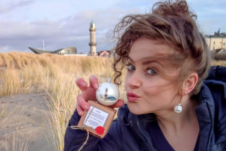 Kleine Kunstwerke mit K&uuml;stenflair: Ann-Cathrin Lemcke pr&auml;sentiert ihre selbstkreierten Weihnachtsohrringe und Weihnachtskugeln im Maritim-Shop by ThorMare in Warnem&uuml;nde.//Foto: Torsten Stang