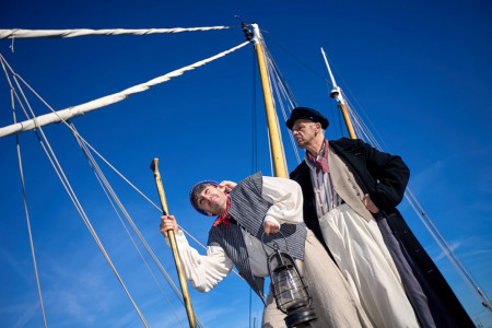 Abenteuer auf hoher See: Der Fliegende Holländer und sein Steuermann spinnen in der Kleinen Komödie Warnemünde Seemannsgarn zwischen Sturm, Oper und Shanty.//Foto: Thomas Mandt