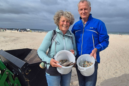 Christiane und Michael Pecher haben &uuml;ber den Verein Rostock M&uuml;llfrei von der Aktion rund um den K&uuml;stenputztag erfahren: &bdquo;Wir haben uns gedacht, dass an den Wallanlagen bestimmt viele Freiwillige unterwegs sind und haben uns deshalb f&uuml;r den Strand entschieden&ldquo;, sagt Michael Pecher.