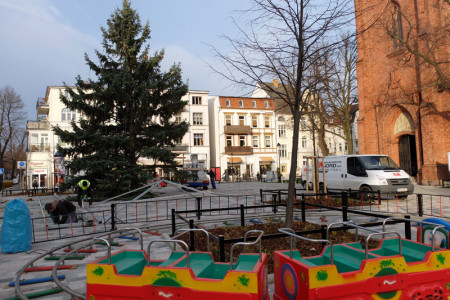 Der Baum steht schon mal und die Beleuchtung funktioniert auch.