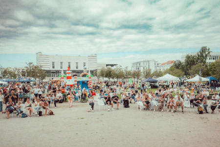 Bunte Farben, offene Herzen und vibrierende Klänge am Meer – das Buntes Meer Festival setzte am Wochenende erneut ein leuchtendes Zeichen für Vielfalt, Teilhabe und Lebensfreude.//Foto: David Garbe