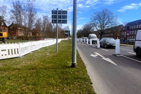 Beidseitig der Rostocker Straße werden jetzt Radverkehrsanlagen ausgebaut bzw. neu markiert. Für den Bau des ersten Teilabschnittes vom geplanten Radweg ist der rechte Fahrstreifen in südwestlicher Richtung der B103 ab heute gesperrt.//Foto: Maria Pistor Beidseitig der Rostocker Straße werden jetzt Radverkehrsanlagen ausgebaut bzw. neu markiert. Für den Bau des ersten Teilabschnittes vom geplanten Radweg ist der rechte Fahrstreifen in südwestlicher Richtung der B103 ab heute gesperrt.//Foto: Maria Pistor