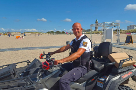Zwischen Badegästen, Dünen und FKK-Strand: Stefan Bischoff meistert als Strandvogt die Sommer-Herausforderungen – und wünscht sich tatkräftige Unterstützung für mehr Präsenz am Warnemünder Strand.