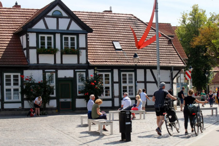 Sitzbänke werden bei schönem Wetter nicht nur in Warnemünde schnell zur Mangelware. Die Stadt Rostock plant Abhilfe und will bis 2020 100 neue Bänke aufstellen lassen. Die Bürger dürfen jetzt Wünsche äußern, wo diese platziert werden sollen.