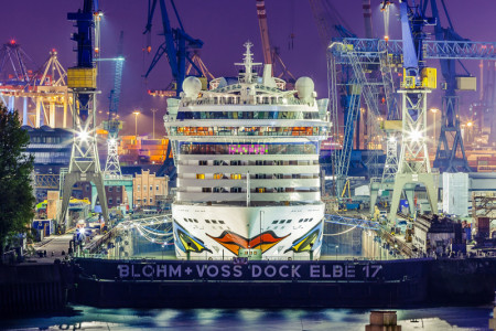 Die "AIDAluna" wurde auf der Hamburger Werft Blohm+Voss mit ersten Einbauten eines neuen Filtersystems versehen.