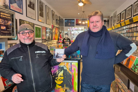 Zum Abschied von Knut Linke ist im Hause Coaast Tmp. von Doc Buhse (l.) die CD „Kulturmeer – Songs für einen Freund“ erschienen. Olaf Hobrlant hat den Song „Der letzte Ton“ beigesteuert, geschrieben kurz nach der traurigen Nachricht. Zum Abschied von Knut Linke ist im Hause Coaast Tmp. von Doc Buhse (l.) die CD „Kulturmeer – Songs für einen Freund“ erschienen. Olaf Hobrlant hat den Song „Der letzte Ton“ beigesteuert, geschrieben kurz nach der traurigen Nachricht.