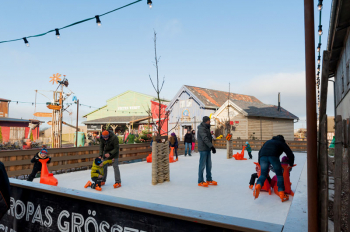 Noch bis zum 28. Februar 2016 können Schlittschuhbegeisterte auf Karls Eisbahn in Rövershagen ihr Können zeigen.