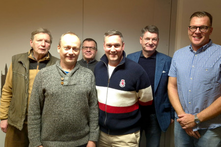 Gemeinsam am Ball für den Jahn-Sportpark: In der vergangenen Woche werteten Vertreter der Warnemünder Sportvereine und des Ortsbeirates den Bürgerschaftsbeschluss zur Bewilligung von Planungsgeldern für die grundhafte Sanierung des Stadions im Friedrich-Ludwig-Jahn-Sportpark aus (v.l.): Gottfried Behrens, Andreas Bülow und Ralf Peine (SV Warnemünde 1949 e. V.), Mike Frahm (SV Warnemünde Fußball e. V.) sowie Axel Tolksdorff und Jann-Hennig Krause (Ortsbeirat Warnemünde/Diedrichshagen). Gemeinsam am Ball für den Jahn-Sportpark: In der vergangenen Woche werteten Vertreter der Warnemünder Sportvereine und des Ortsbeirates den Bürgerschaftsbeschluss zur Bewilligung von Planungsgeldern für die grundhafte Sanierung des Stadions im Friedrich-Ludwig-Jahn-Sportpark aus (v.l.): Gottfried Behrens, Andreas Bülow und Ralf Peine (SV Warnemünde 1949 e. V.), Mike Frahm (SV Warnemünde Fußball e. V.) sowie Axel Tolksdorff und Jann-Hennig Krause (Ortsbeirat Warnemünde/Diedrichshagen).