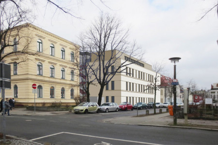 So soll sich der Erweiterungsneubau in die Schulstraße einpassen. Über ein Treppenhaus sind beide Baukörper miteinander verbunden. 