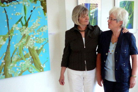 Renate Wanda Gehl und Ingrid Schumacher (v.l.) zeigen ihre Naturmalereien im Strand-Hotel Hübner Warnemünde.