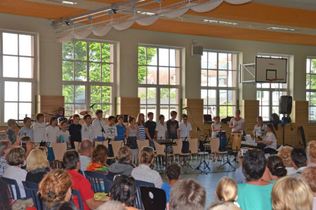 Die Klassenstufen 5 und 6 des ecolea Gymnasiums Warnemünde laden zum Sommerkonzert. Die Klassenstufen 5 und 6 des ecolea Gymnasiums Warnemünde laden zum Sommerkonzert.