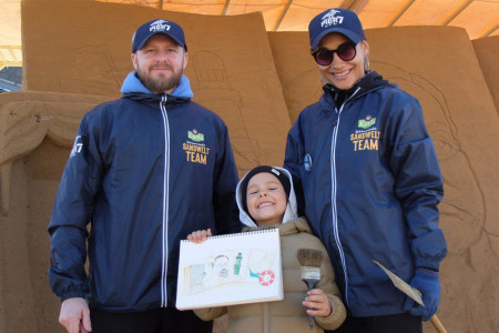 Das gab&rsquo;s noch nie bei der Warnem&uuml;nder Sandwelt: Sandk&uuml;nstler Pavel Mylnikov, seine Frau die Malerin Daria Mylnikova und T&ouml;chterchen Jaroslava erschaffen ein Familien-Kunstwerk.