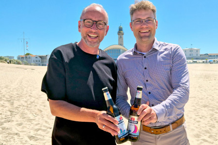 Matthias Fromm, Leiter der Tourismuszentrale (links) und Ronny Löwendei Geschäftsführer Hanseatische Brauerei Rostock unterzeichnen neuen Drei-Jahres-Vertrag. ROSTOCKER bleibt damit offizieller Partner bei den maritimen Großveranstaltungen der Region.