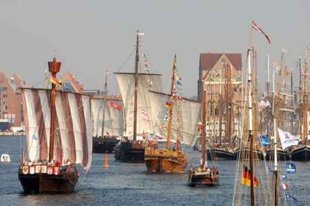 Mit Koggen werden Produkte aus Hansestädten zum Hansetag nach Rostock verschifft.