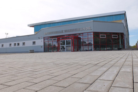 Die neue Sporthalle für Warnemünde steht kurz vor der Fertigstellung.