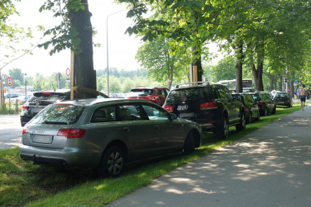 Anarchische Verhältnisse: An heißen Sommertagen wird in Warnemünde einfach überall geparkt - ohne Rücksicht auf Verluste!