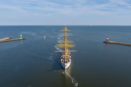 Das Segelschulschiff der deutschen Marine „Gorch Fock“ machte schon heute Morgen in Warnemünde fest. Es handelt sich um den größten Segler der diesjährigen Sail. Am Freitag und Sonntag lädt sie am Passagierkai zu Open Ship.//Foto: Taslair Das Segelschulschiff der deutschen Marine „Gorch Fock“ machte schon heute Morgen in Warnemünde fest. Es handelt sich um den größten Segler der diesjährigen Sail. Am Freitag und Sonntag lädt sie am Passagierkai zu Open Ship.//Foto: Taslair
