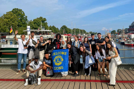 In Warnemünde wurden 18 Jugendliche aus Bulgarien, Dänemark, Island, Italien, Kanada, Thailand, Indonesien, Finnland, Brasilien, Mexiko, Indien, Israel, Norwegen und der Türkei empfangen. Sie nahmen am diesjährigen Internationalen Youth-Camp des Lions-Distrikts Ost Nord (Mecklenburg-Vorpommern, Berlin und Brandenburg) in Rostock und Warnemünde teil.