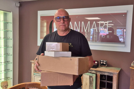 Martin Ernst vom Janmare Brillenkontor versendet regelm&auml;&szlig;ig Paketen mit der Post. Die verk&uuml;rzten &Ouml;ffnungszeiten der Postfiliale in Warnem&uuml;nde stellen ihn und viele andere Kunden derzeit vor organisatorische Herausforderungen.