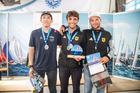 Das Siegerpodest der Ilca7 (von links): Alexandre Kowalski, Ole Schweckendiek und Julian Hoffmann.//Foto: Pepe Hartmann