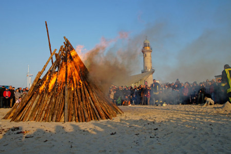 Das Osterfeuer lodert am Warnemünder Strand. Das Osterfeuer lodert am Warnemünder Strand.