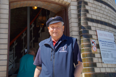 Atze Marnau absolviert in diesem Jahr seine 25. Saison als aktiver Leuchtturmmann. Der gro&szlig;e Besucheransturm auf dem Warnem&uuml;nder Wahrzeichen blieb wegen des anhaltenden Strandwetters bislang aus.