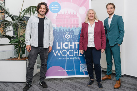 Hans Jensen von der Supreme GmbH, Stadtwerke Rostock Vorstand Heike Witzel und Alexander Christen (v.l.)//Foto: Stadtwerke Rostock Hans Jensen von der Supreme GmbH, Stadtwerke Rostock Vorstand Heike Witzel und Alexander Christen (v.l.)//Foto: Stadtwerke Rostock