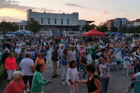 Musikliebhaber haben heute die Qual der Wahl: Ab 16 Uhr lädt der Warnemünder Kurhausgarten heute zur 21. Auflage von „Rauch auf dem Wasser“…