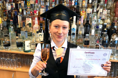 Jenny Zicker ist Barkeeperin in den Warnem&uuml;nder H&uuml;bner Hotels. Jetzt erwarb sie an der Rostocker Barschule das international g&uuml;ltige Zertifikat &bdquo;Proved Master of Bartending, Wine & Spirits /IBA&ldquo; mit dem Pr&auml;dikat &bdquo;sehr gut&ldquo;.