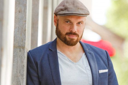 Comedy-Autor Tim Boltz will die Herzen und Zwerchfelle der G&auml;ste im Ringelnatz Warnem&uuml;nde in Bewegung bringen.