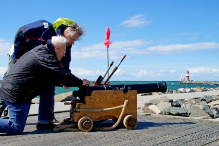 Kanonier Manfred König und Sohn Heiko heißen die Schiffe der 26. Hanse Sail per Böllerschuss willkommen. Bis heute Mittag hatten sie zehn Kanonenschläge abgeschossen.