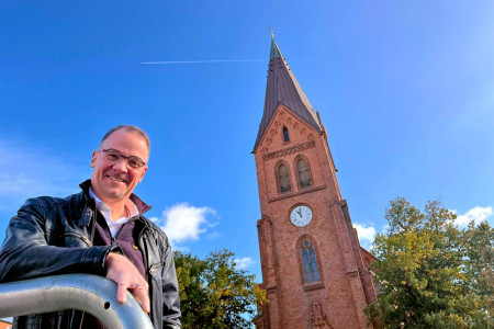Mit einem Lächeln ins neue Amt: Stephan Fey ist der neue Pastor in Warnemünde.//Foto: Maria Pistor