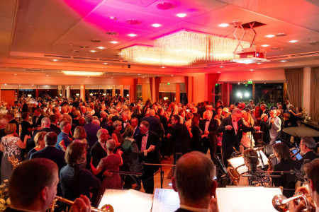 Auf der belebten Tanzfl&auml;che des Jazztime-Bigband-Balls wird bis sp&auml;t in die Nacht zu gro&szlig;en Big-Band-Kl&auml;ngen getanzt.//Foto: Hotel Neptun Warnem&uuml;nde