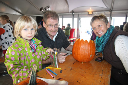 Familie Klück aus Gummersbach beim Kürbisschnitzen in der Strandoase. Familie Klück aus Gummersbach beim Kürbisschnitzen in der Strandoase.