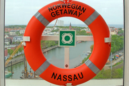 Die "Norwegian Getaway" gilt als das bislang größte Schiff am Warnemünder Passagierkai und machte heute Morgen erstmals im Ostseebad fest.