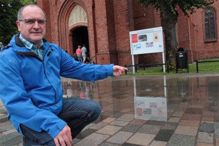 Pastor Harry Moritz deutet auf den "See" vor dem Kirchenportal. Pastor Harry Moritz deutet auf den "See" vor dem Kirchenportal.