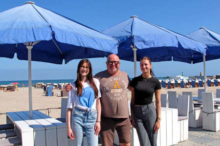 Matthias Treichel hier mit Diana Romaker (l.) und Laura Leisner. Die beiden jungen Frauen werden das Strandoasen-Team in diesem Jahr unterstützen Erfahrungen sammeln. Matthias Treichel hier mit Diana Romaker (l.) und Laura Leisner. Die beiden jungen Frauen werden das Strandoasen-Team in diesem Jahr unterstützen Erfahrungen sammeln.