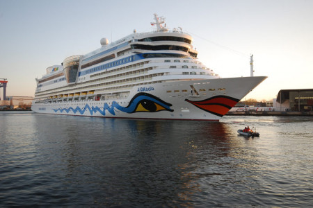 Die AIDAbella kann am 12. Mai 2015 am Warnemünder Passagierkai besichtigt werden. Die AIDAbella kann am 12. Mai 2015 am Warnemünder Passagierkai besichtigt werden.