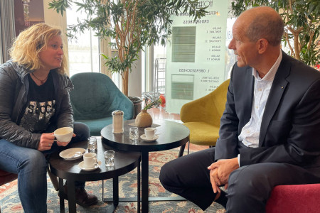 Hotelmanager Dietmar Karl traf sich zur Spendenübergabe im Strand-Hotel Hübner Warnemünde mit der Vorsitzenden des Fördervereins OstseeHospiz e.V., Katharina Moritz. Hotelmanager Dietmar Karl traf sich zur Spendenübergabe im Strand-Hotel Hübner Warnemünde mit der Vorsitzenden des Fördervereins OstseeHospiz e.V., Katharina Moritz.