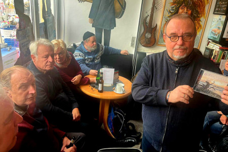 Traurige Gesichter im Coaast Schallplattencafé, wo sich am Sonnabend Musiker und Weggefährten versammelten, um ihres verstorbenen Freundes zu gedenken.//Foto: Maria Pistor