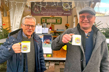 Jürgen Fischer (l.) und Onda Kitzerow vom Vorstand der Kleingartenanlage „Am Moor“ verkaufen heißen Apfelsaft zugunsten des neuen Warnemünder Begegnungszentrums.//Foto: Maria Pistor Jürgen Fischer (l.) und Onda Kitzerow vom Vorstand der Kleingartenanlage „Am Moor“ verkaufen heißen Apfelsaft zugunsten des neuen Warnemünder Begegnungszentrums.//Foto: Maria Pistor