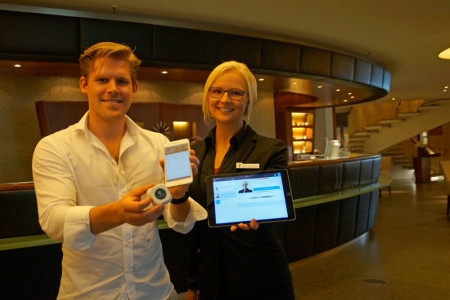 Ein- und Auschecken kann man im Neptun seit neuestem auch per Smartphone oder Tablet PC. Entwickler Max Waldmann und Hotelmitarbeiterin Marie-Christin Michaelis stellten die neue Hotel-App "conichi" heute vor.