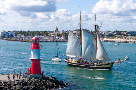 Volle Kraft voraus: 120 Schiffe aus sieben Nationen sorgten bei der 35. Hanse Sail f&uuml;r maritime Stimmung und begeisterten Hunderttausende Besucher in Rostock.//Foto: Taslair